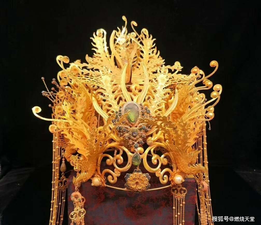 头戴金冠称大王打一字(头戴金冠称大王打一字是什么字)