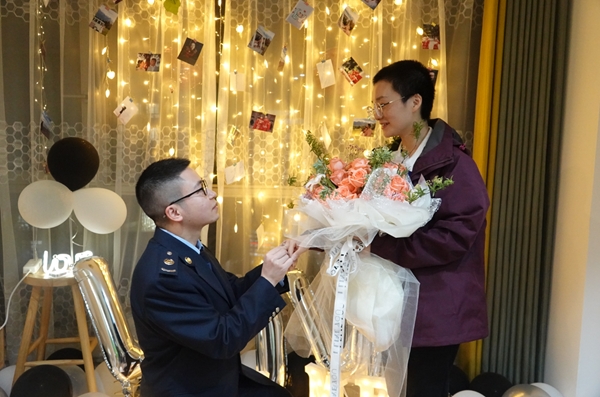 求婚单膝下跪哪条腿(求婚单膝下跪还是双膝下跪)