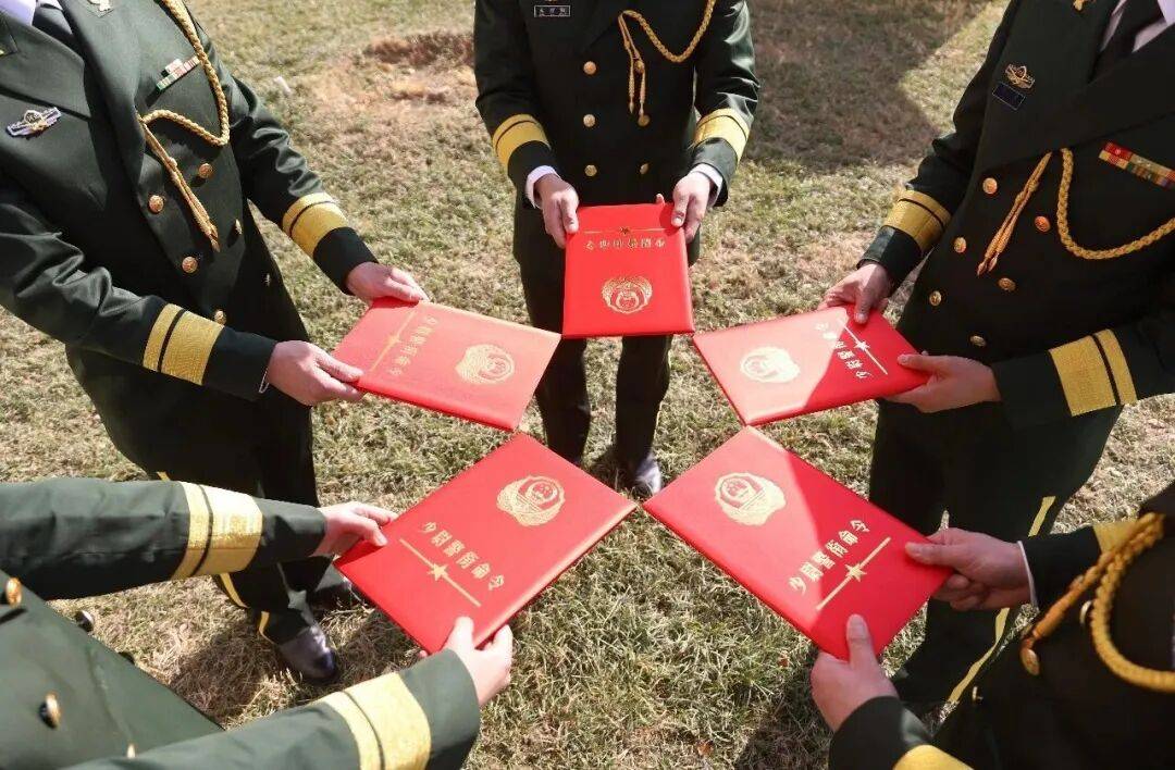 部队二杠四星厉害吗(部队二杠一星在地方上是什么级别) 部队二杠四星厉害吗(部队二杠一星在地方上是什么级别)